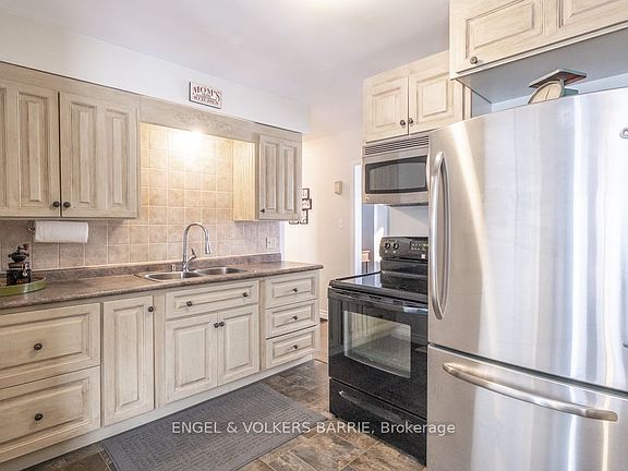 5th image of 1990 Victoria St