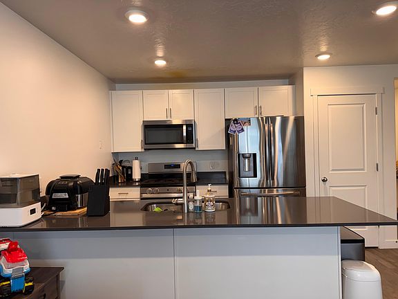 5th image of 1136 E Trident Dr