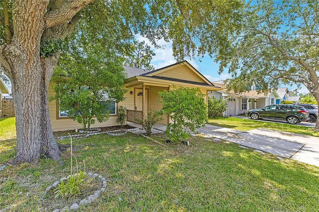 3 bed, 2.0 bath, 1086 sqft, $2,200 — Photo 2