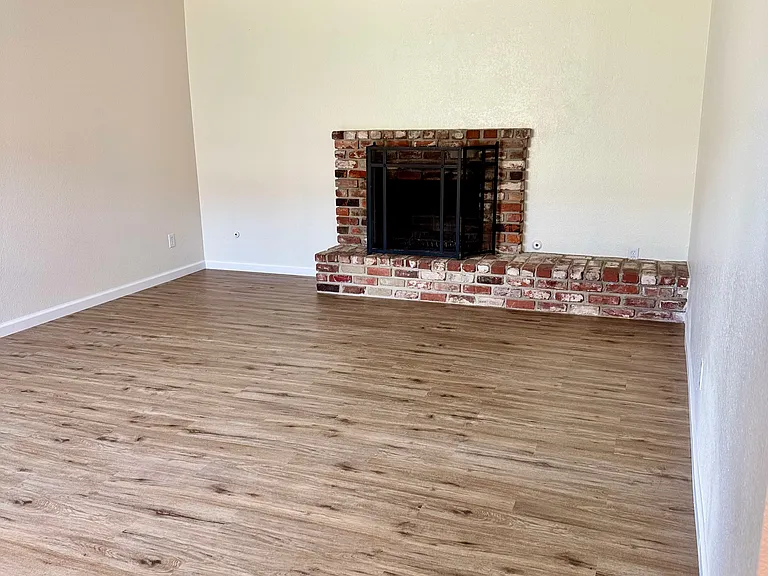 100 S Coalinga St #C — Photo 2
