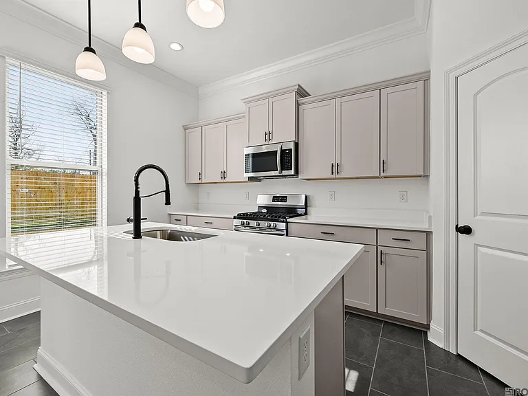 38405 Parliament Dr — Photo 7