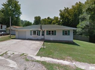 906 E Madison St, Riverton, IL 62561
