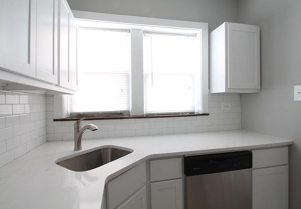 1st image of 712 N Austin Blvd APT 3W