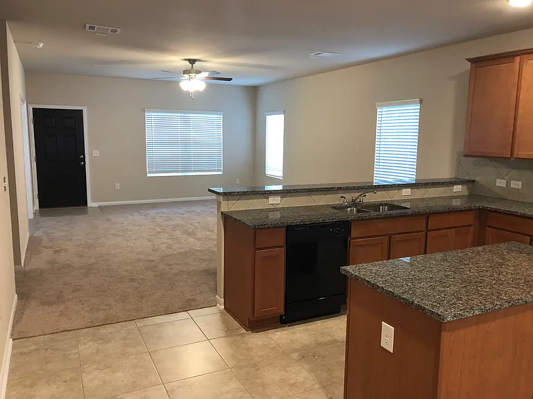 212 Bent Creek Dr — Photo 2