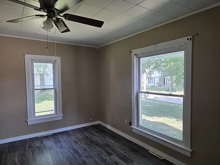 406 S Elm St — Photo 2