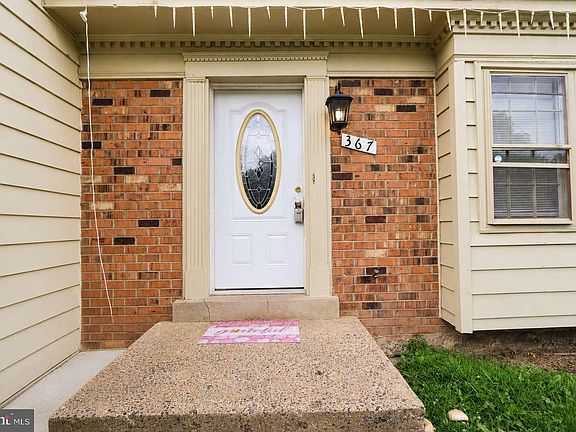 3rd image of 367 Linden Ct