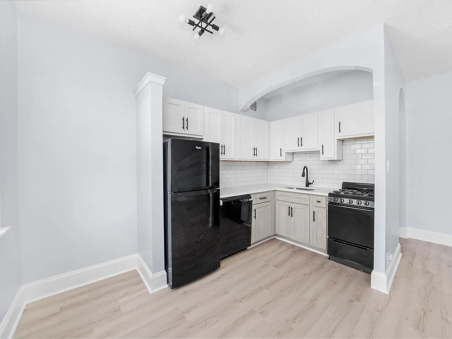 University Manor Apartments — Photo 2