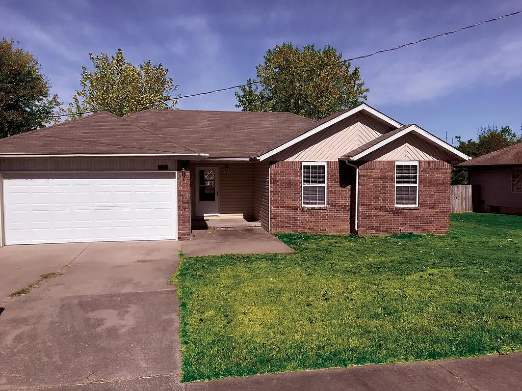 3 bed, 1224 sqft, $1,450 — Photo 1