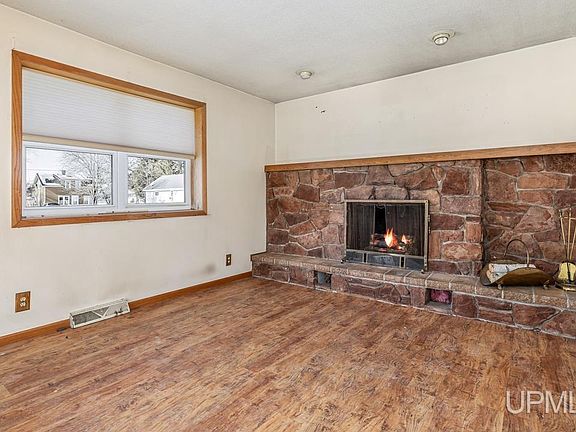 3rd image of 213 Roseland St