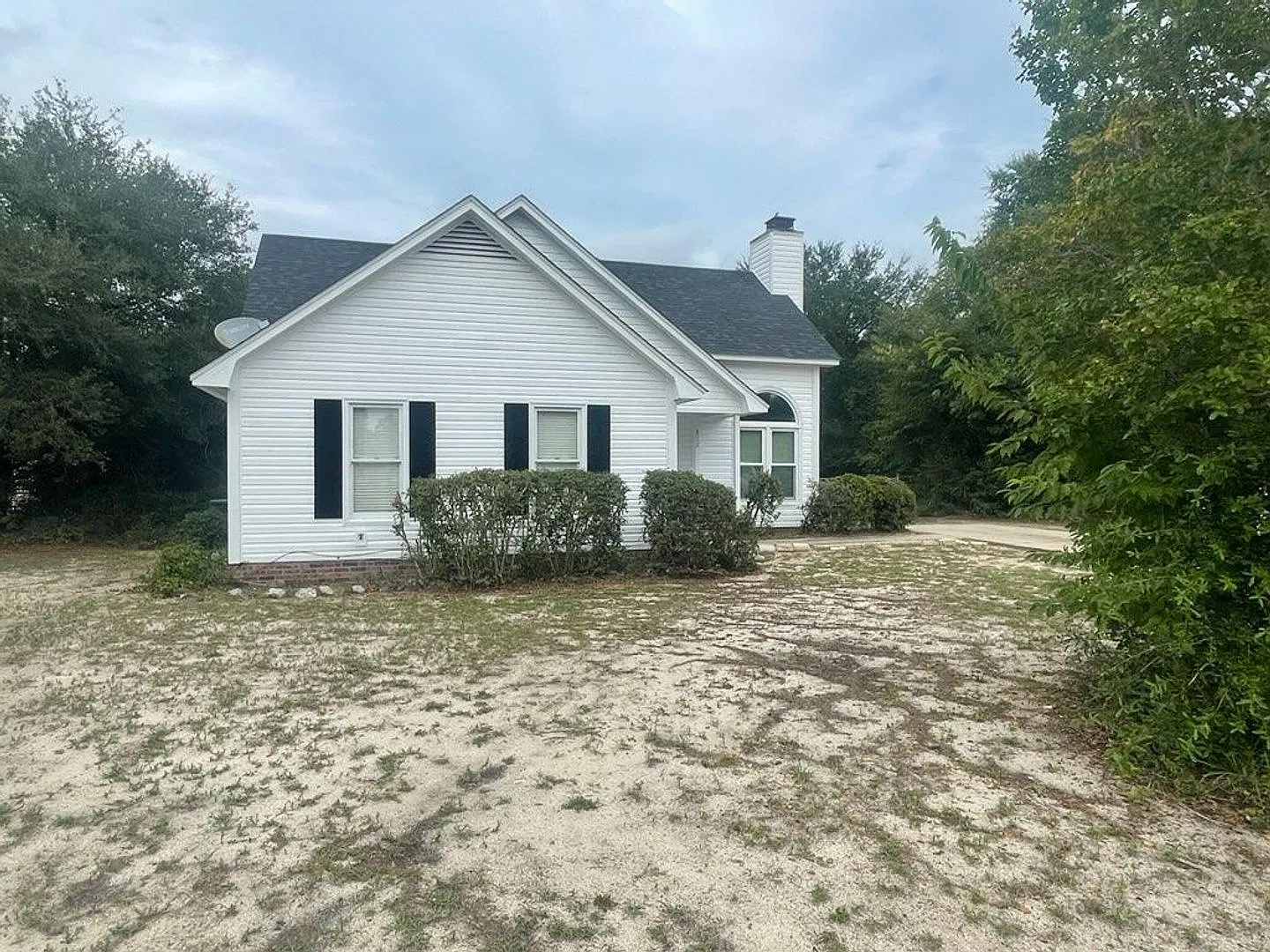 3 Bedroom 2 Bathroom House — Photo 3