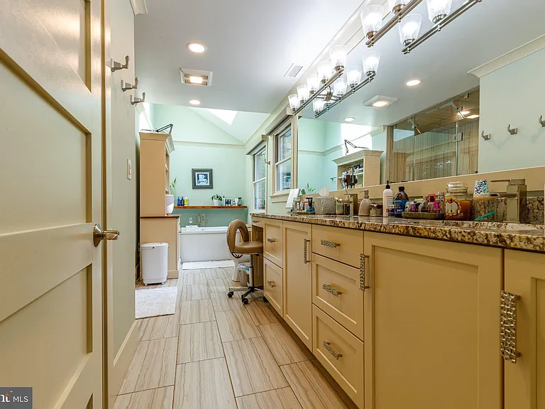 1135 Romsey Dr — Photo 23
