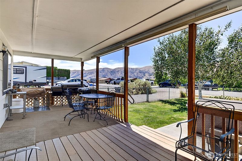 3rd image of 301 Arrowhead Place SW