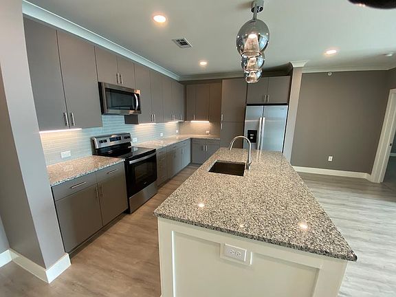 5th image of 3517 Windhaven Pkwy #1403