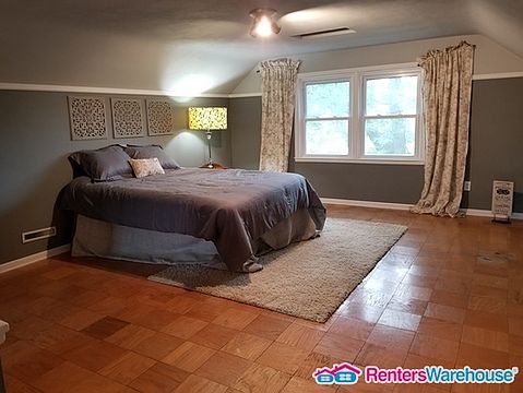 2nd image of 1204 Oak St