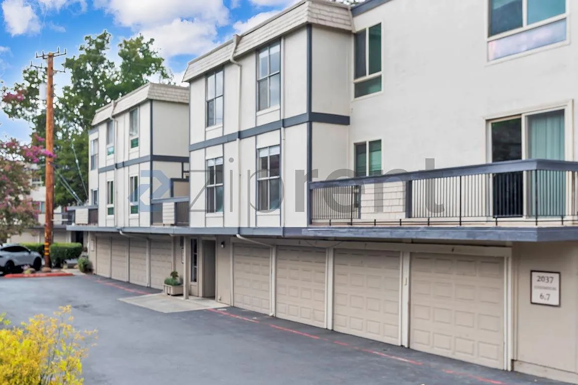 3 bed, 1099 sqft, $2,950 — Photo 1