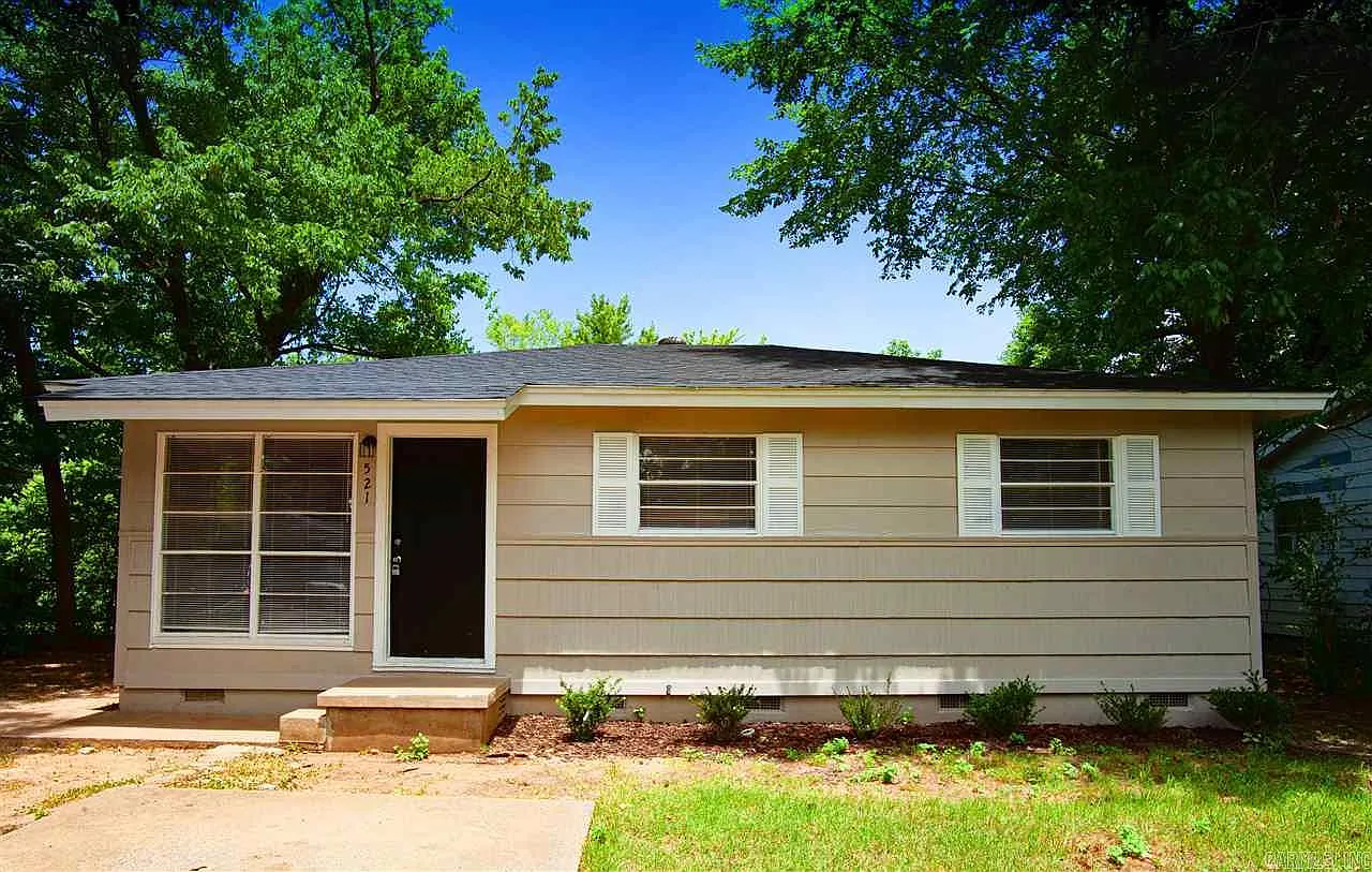 3 bed, 1.0 bath, 884 sqft, $895 — Photo 1