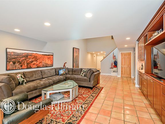 5th image of 57 Center Ct