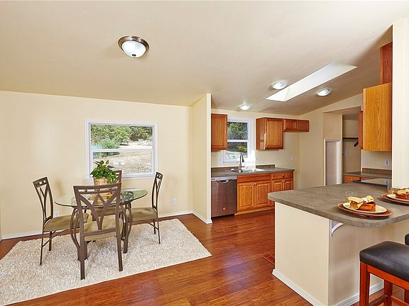 4th image of 901 Toonerville Dr NE