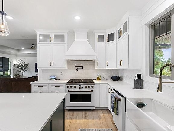 5th image of 481 Grace Dr