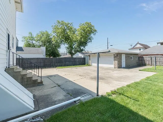 3 bed, 1200 sqft, $1,895 — Photo 4