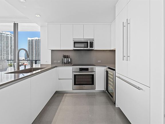 4th image of 68 SE 6th St APT 1512