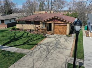 26 Woodcrest Ln, Elk Grove Village, IL 60007