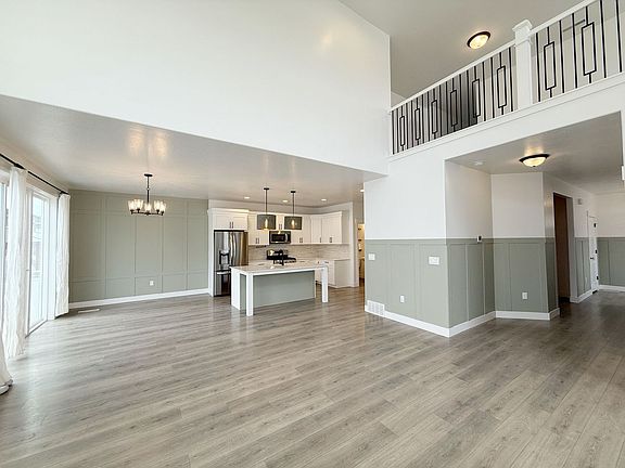 3rd image of 1467 W Holland Dr