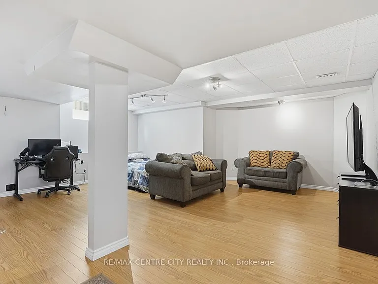 1141 Crosscreek Cres — Photo 19