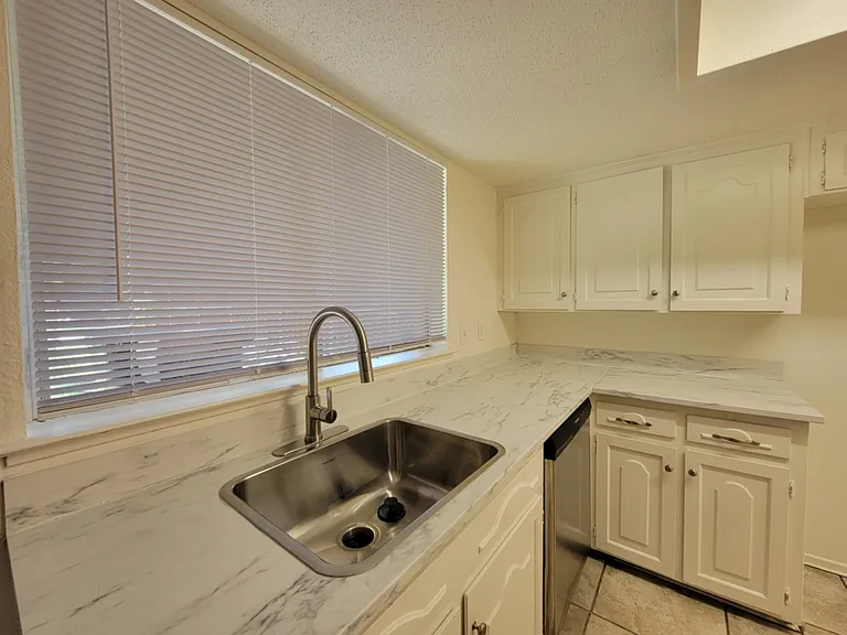 2013 Victoria Dr — Photo 5
