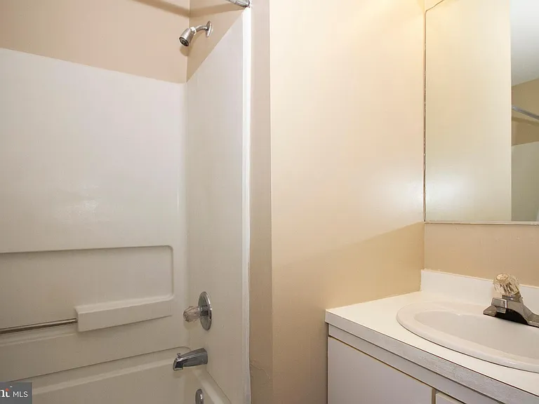 10 W Lee St #B-R72 — Photo 15