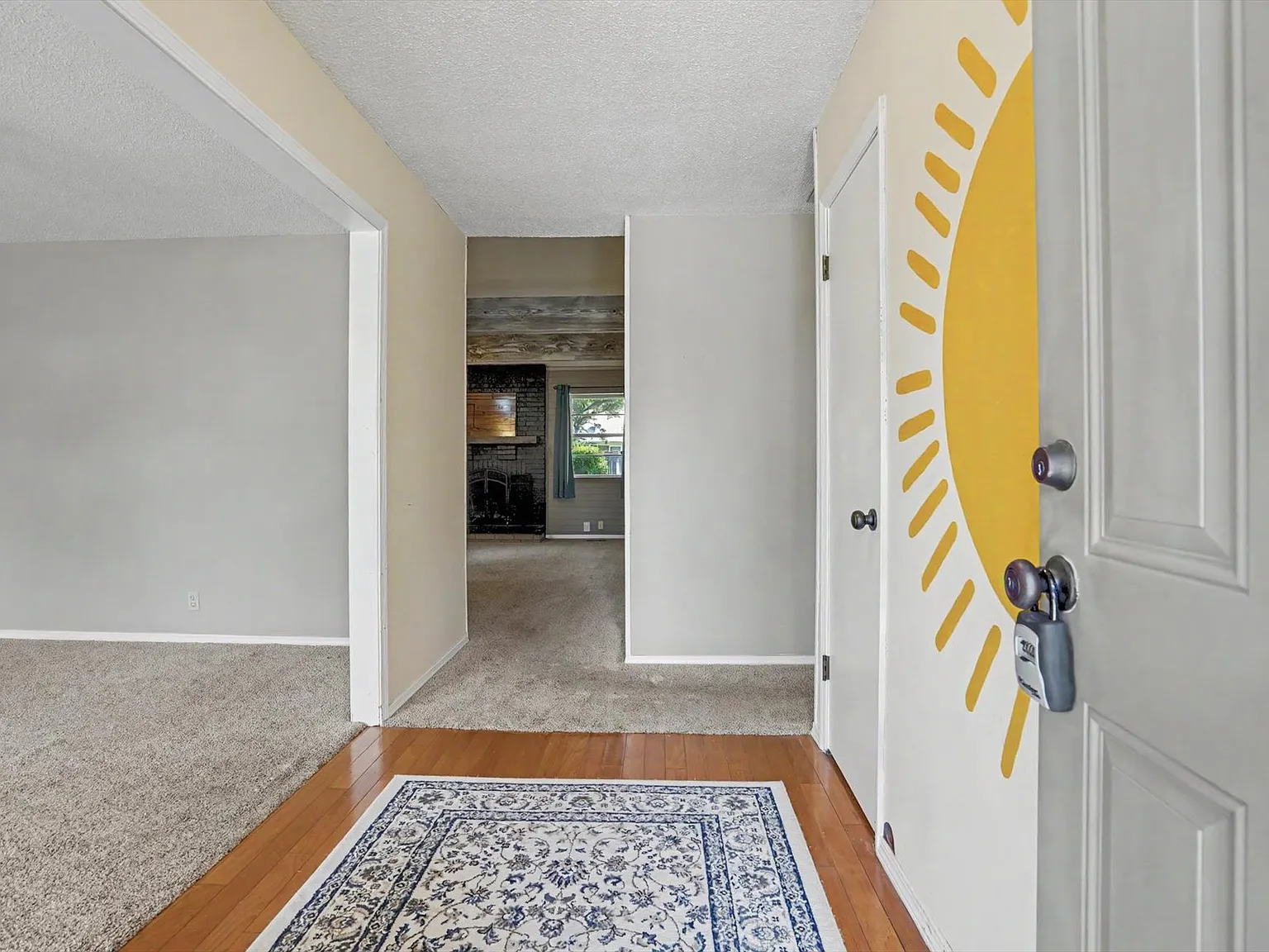 3 bed, 2.0 bath, 1963 sqft, $2,100 — Photo 3