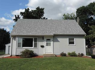 1524 46th St NE, Cedar Rapids, IA 52402