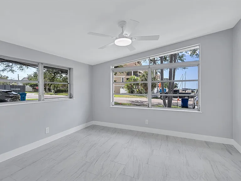 325 Capri Blvd — Photo 33