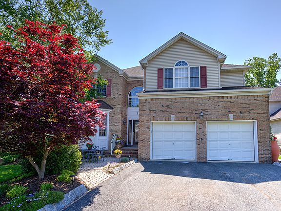 3rd image of 31 Windemere Ct