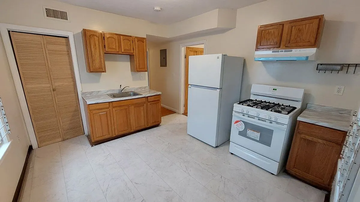 3 bed, 1.0 bath, 914 sqft, $3,000 — Photo 4