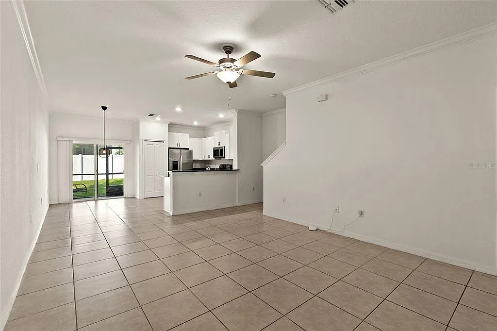 3 bed, 2.5 bath, 1634 sqft, $2,400 — Photo 4
