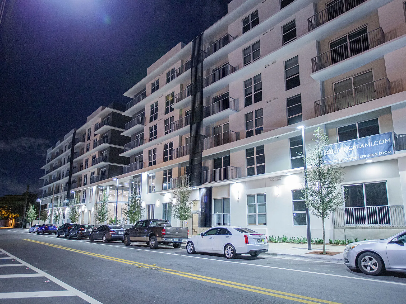 850 Living — Photo 4