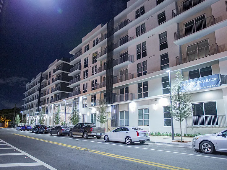 850 Living — Photo 4