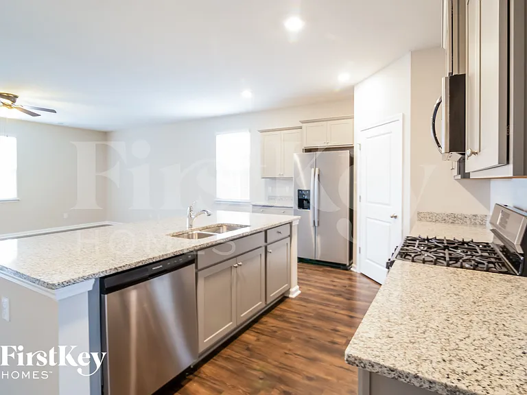 169 Greenwich Dr — Photo 6