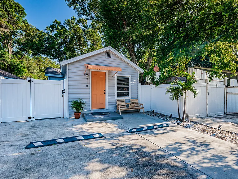 918 Hawkins St — Photo 36