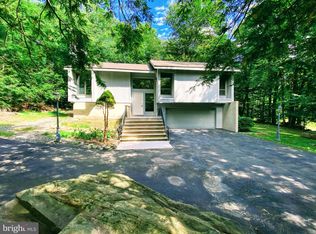 2533 Country Club Dr, Tobyhanna, PA 18466