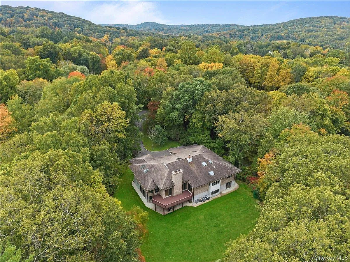 4 bed, 2.5 bath, 3800 sqft, $8,500 — Photo 4