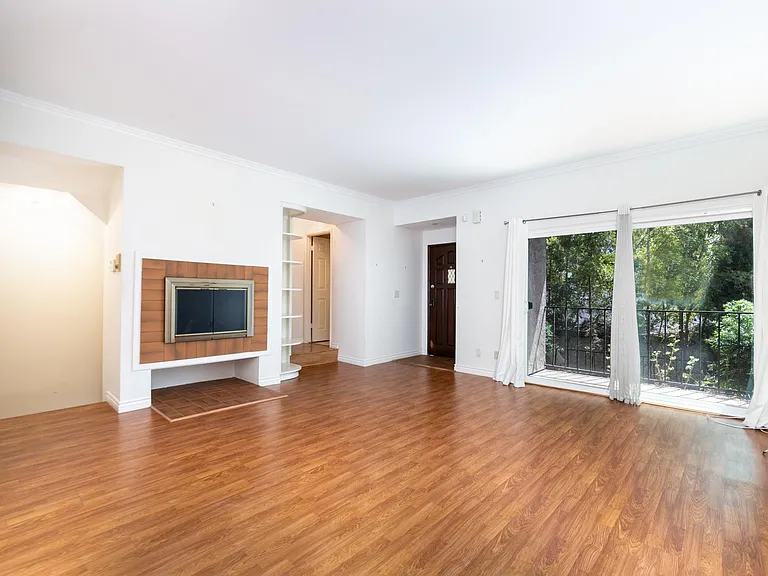 12416 Magnolia Blvd #9 — Photo 4