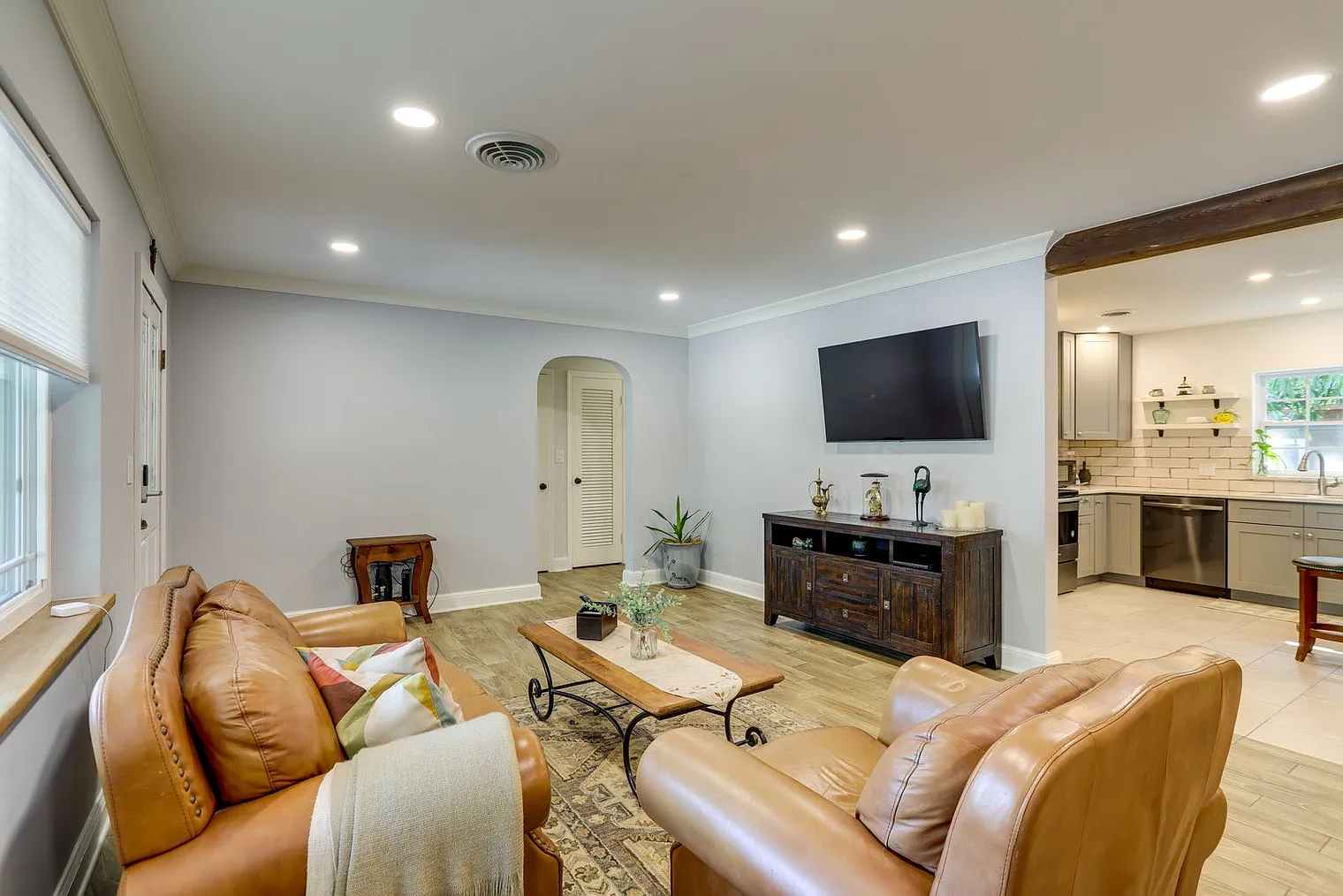 3 bed, 2.0 bath, 1593 sqft, $6,193 — Photo 3