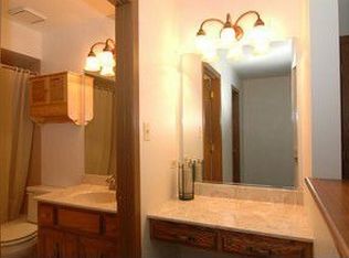 7112 Cambridge Rd, Woodridge, IL 60517