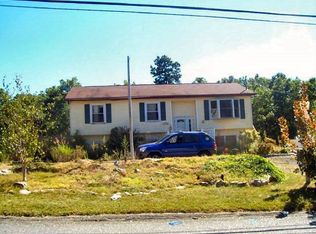 28 Crestwood Dr, Shirley, NY 11967
