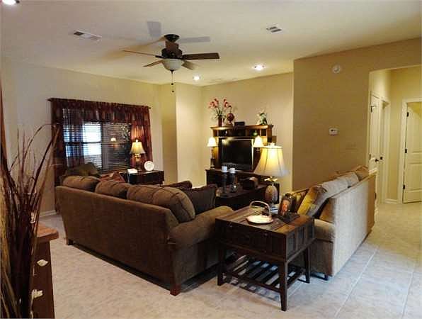 2nd image of 1205 Willow Cres
