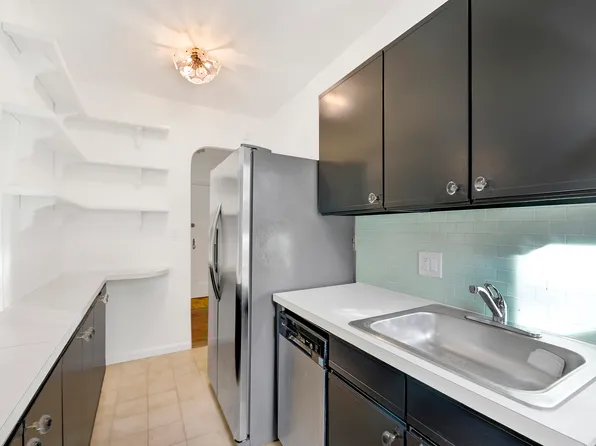 25 Plaza Street West image 14 of 19