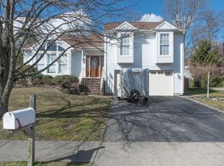 27 Heritage Dr, Howell, NJ 07731