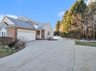 660 Shoreview Ct, Fenton, MI 48430